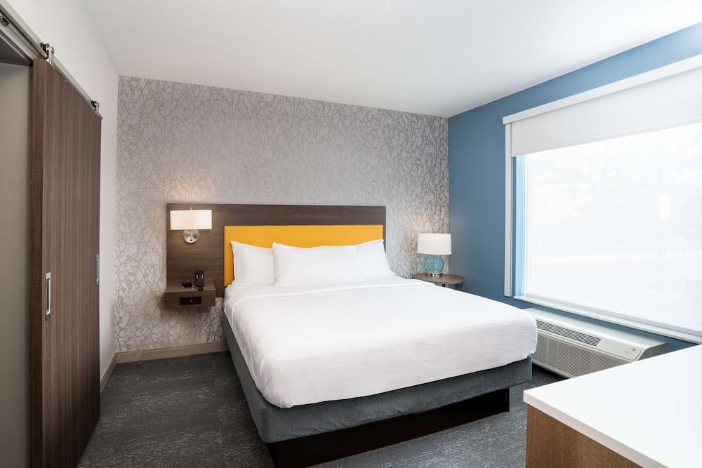 Suite, 1 King Bed, Accessible, Bathtub (Mobility & Hearing)