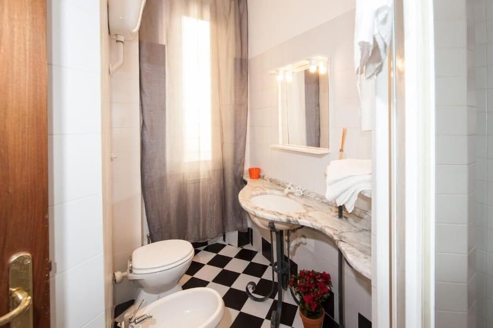 Residenza Laterano Standard Double Room, Shared Bathroom 16