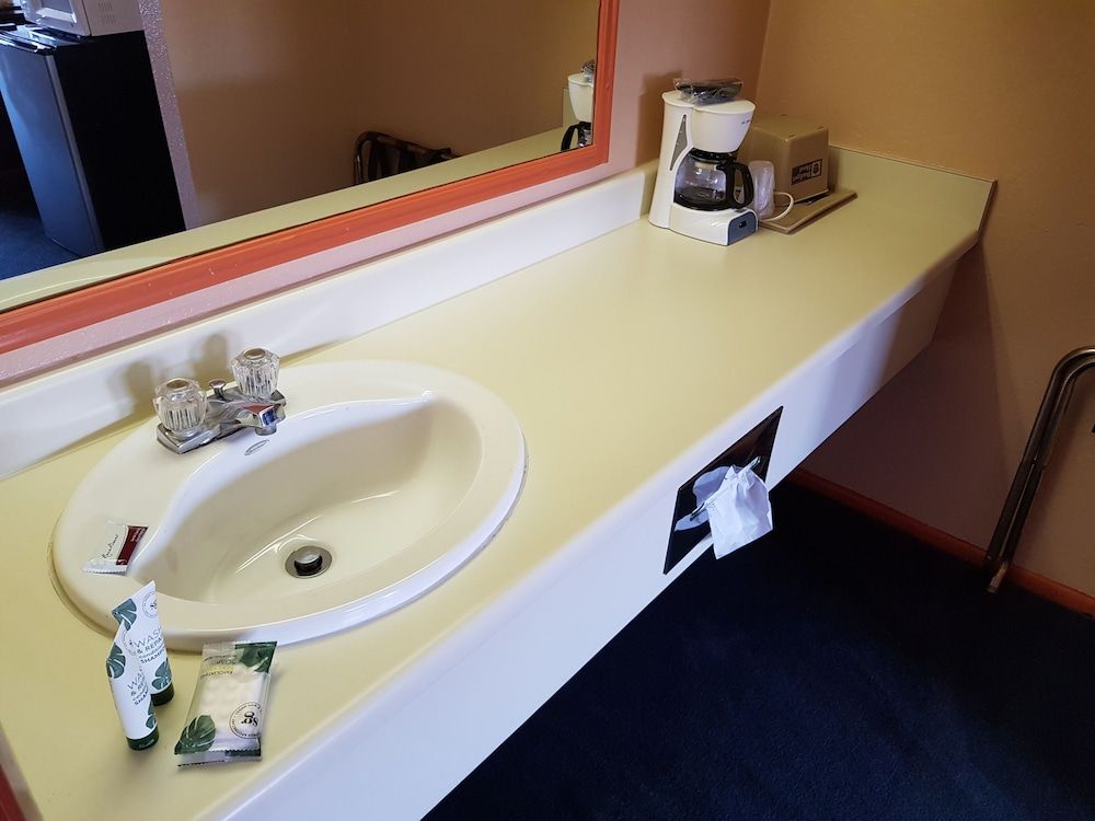 Budget Host Inn Eastland Standard Room, 1 King Bed, Refrigerator & Microwave 6