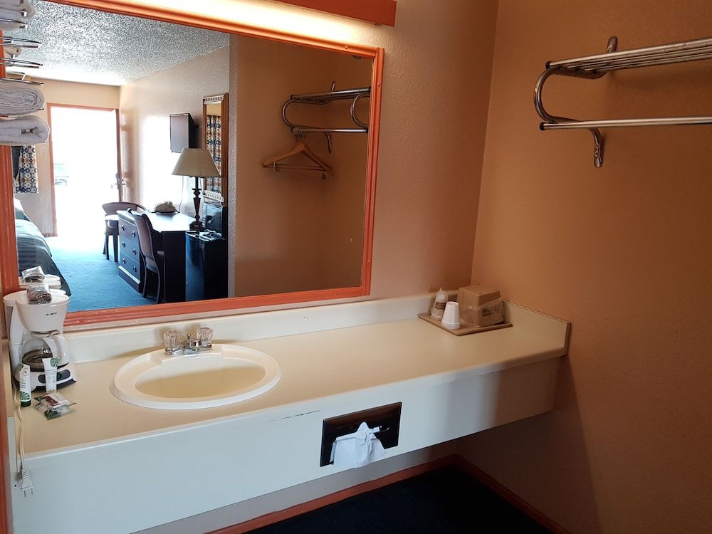 Budget Host Inn Eastland Standard Room, 2 Queen Beds, Refrigerator & Microwave 6