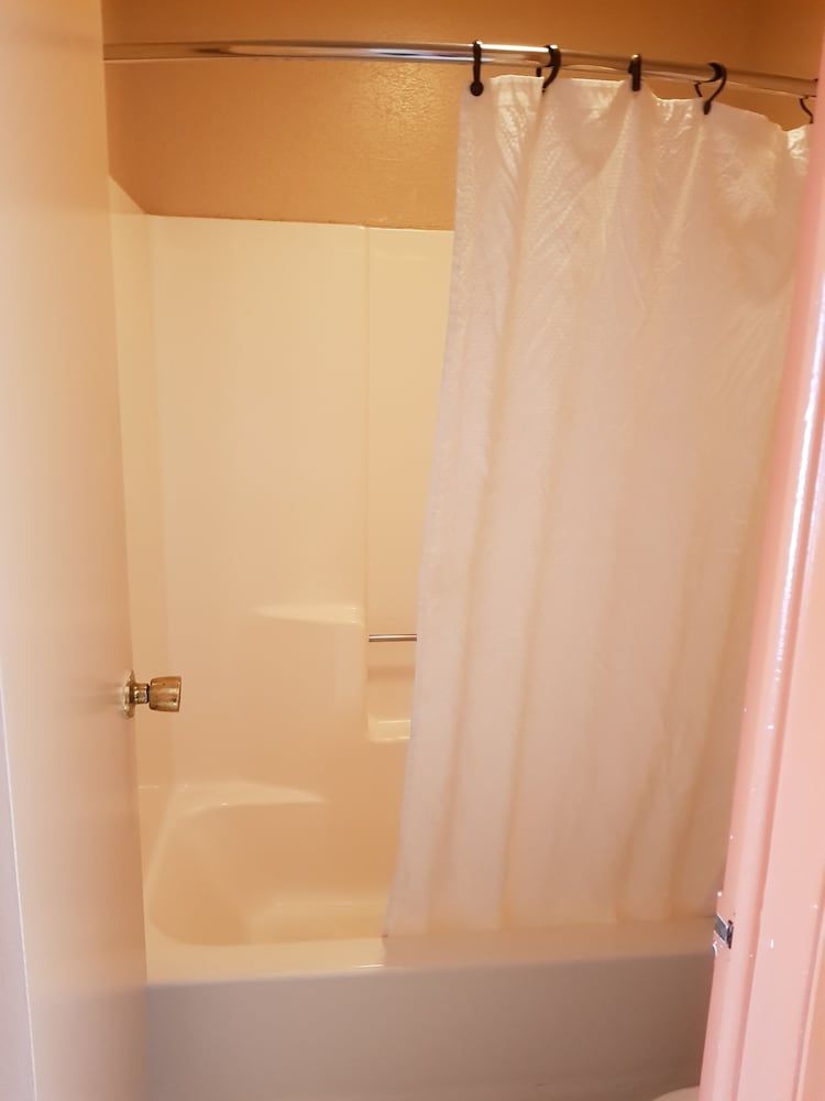 Budget Host Inn Eastland Standard Room, 1 King Bed, Smoking, Refrigerator & Microwave 4