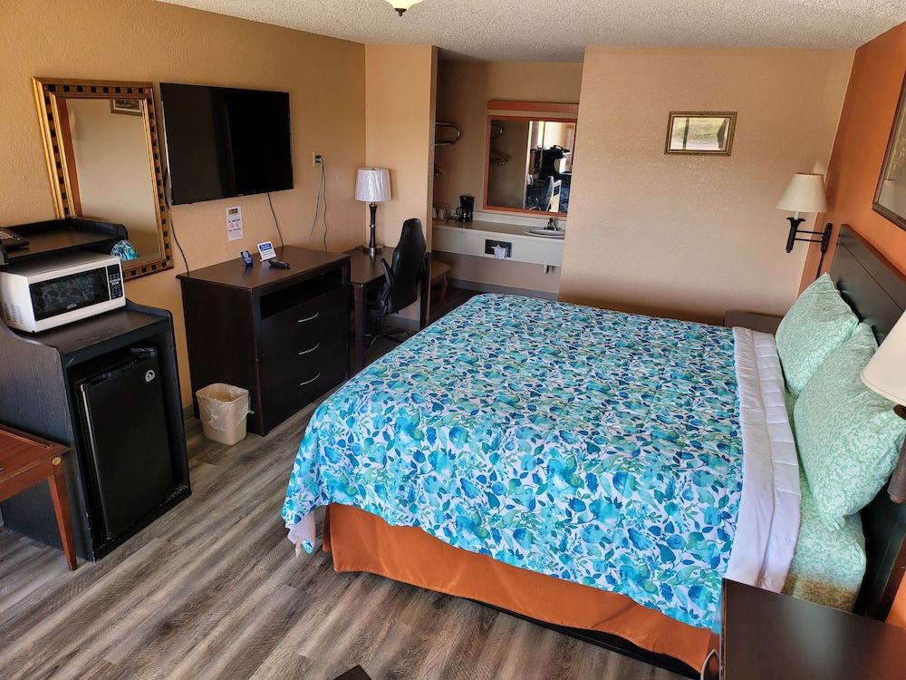 Budget Host Inn Eastland Standard Room, 1 King Bed, Smoking, Refrigerator & Microwave 2