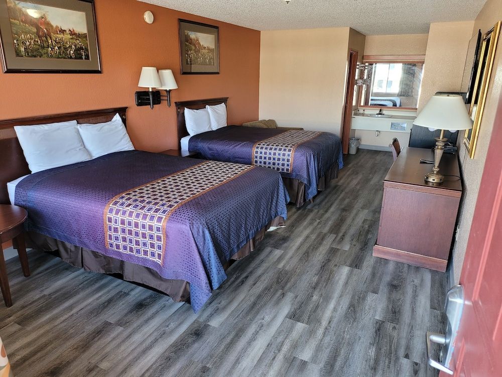 Budget Host Inn Eastland Standard Room, 2 Queen Beds, Refrigerator & Microwave 3