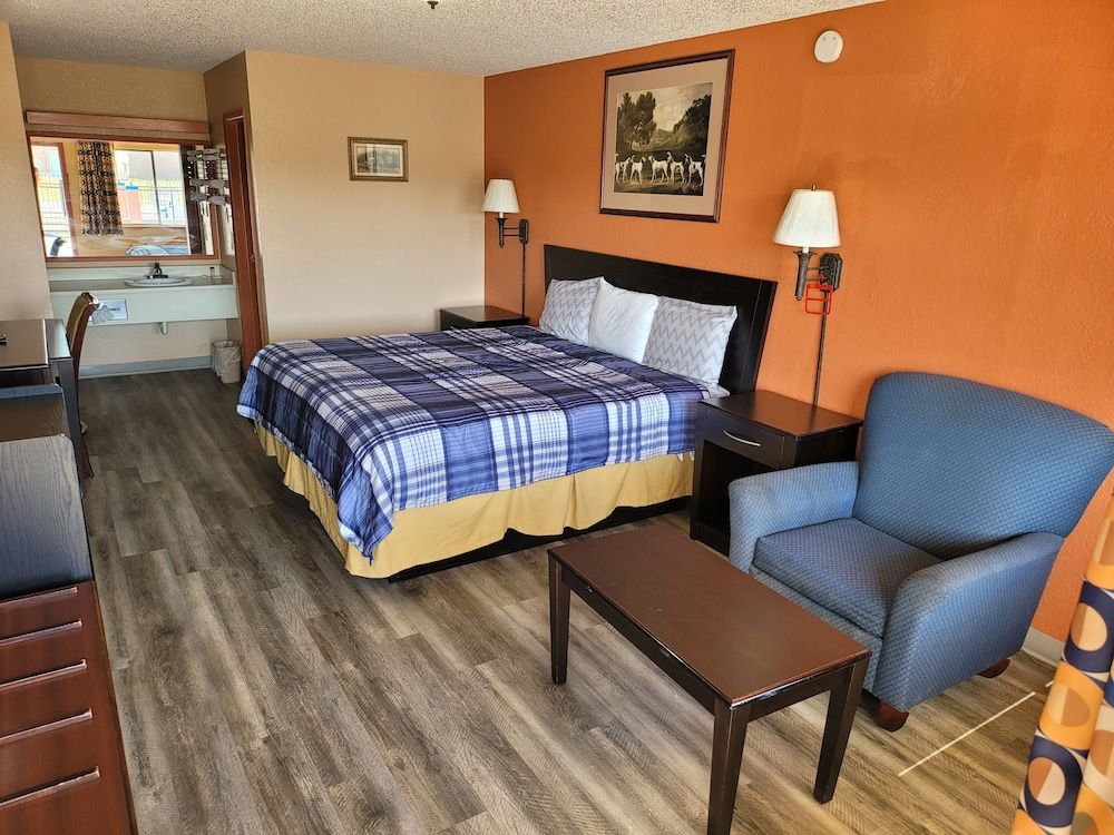 Budget Host Inn Eastland Standard Room, 1 King Bed, Smoking, Refrigerator & Microwave 3