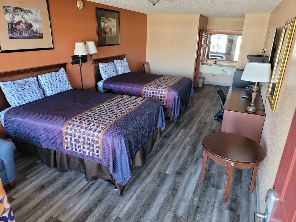 Budget Host Inn Eastland Standard Room, 2 Queen Beds, Refrigerator & Microwave 2