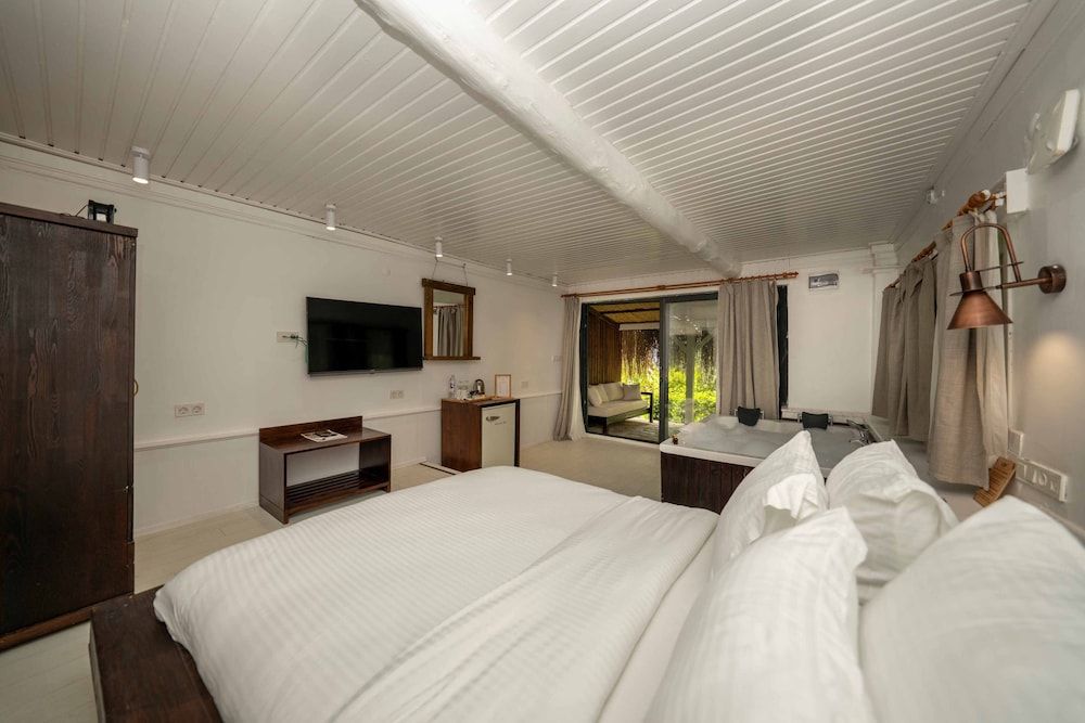 undefined Lov Faralya (+16 Adults Only)