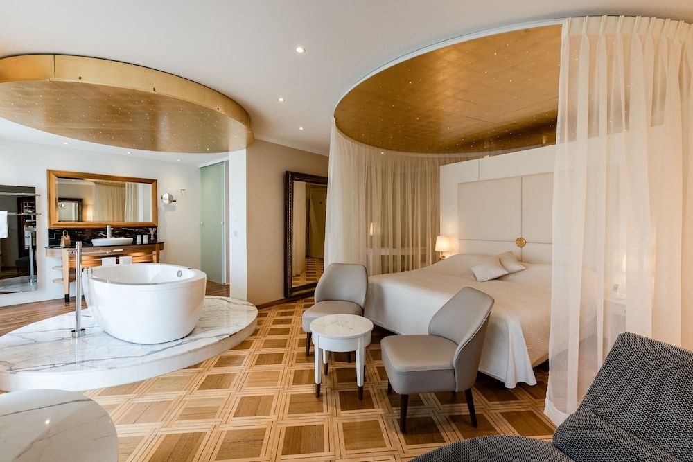 Hotel Des Balances Romantic Suite, 1 King Bed, Balcony, River View 3