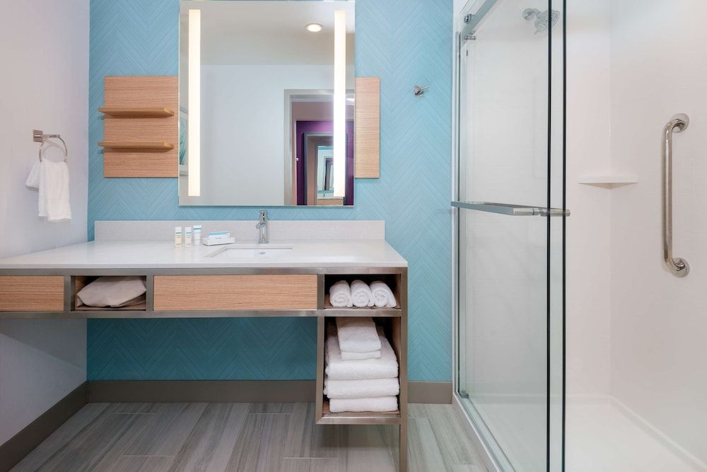 Room, 2 Queen Beds, Accessible (Roll-In Shower)
