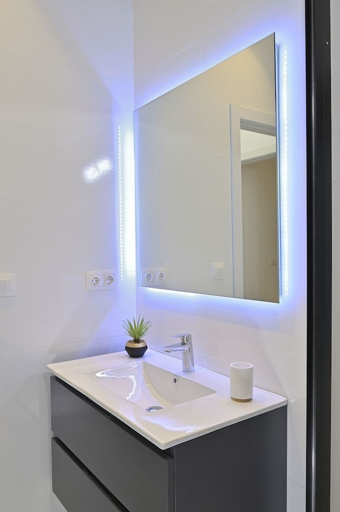 MyFlats Luxury Downtown Apartment, 1 Bedroom, Balcony 12