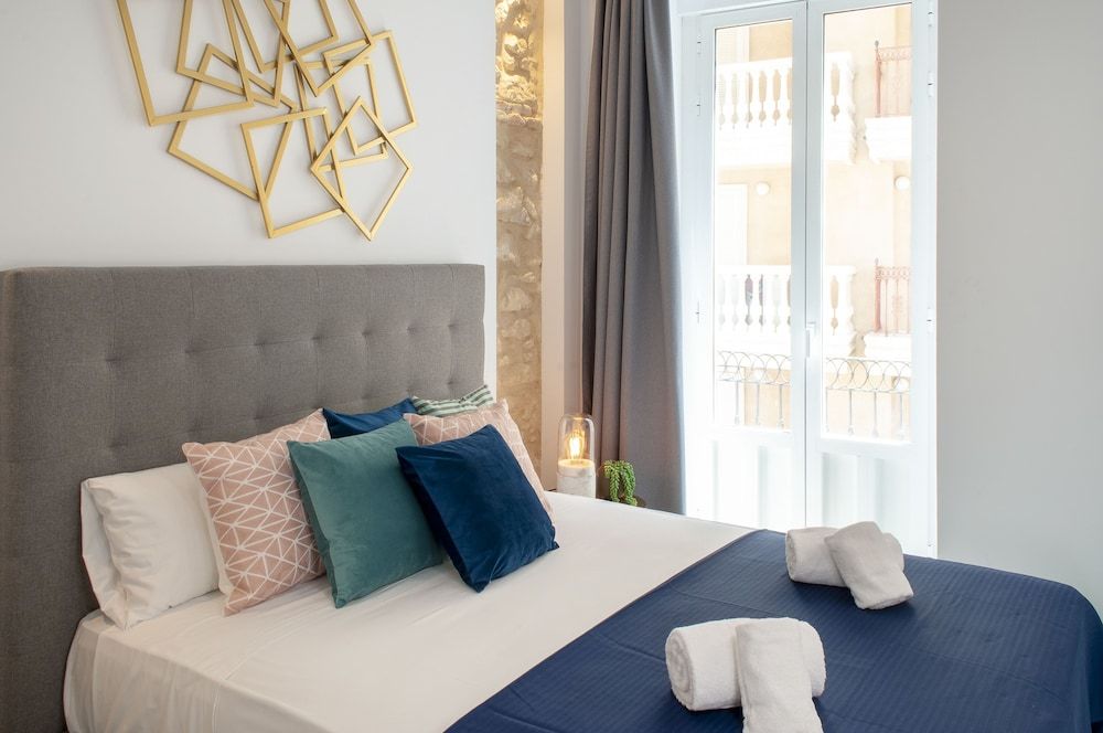 MyFlats Luxury Downtown Apartment, 1 Bedroom, Balcony 2