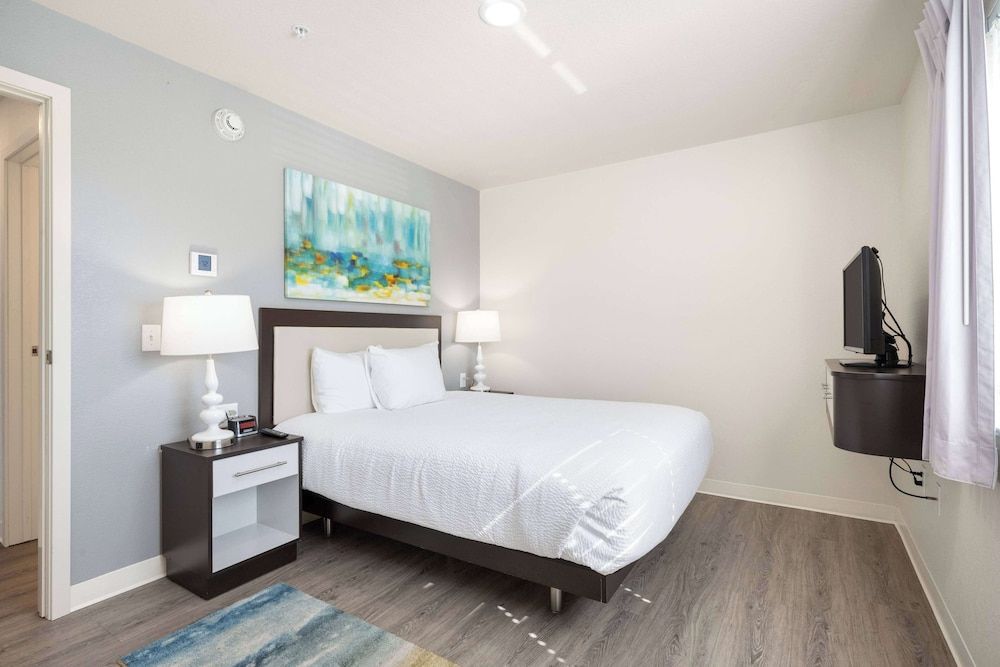 Suite, 3 Bedrooms, Accessible (Roll-In Shower)