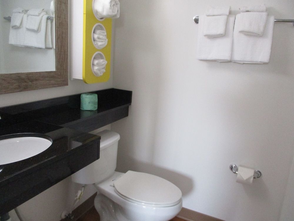 Motel 6 North Olmsted, OH - Cleveland Deluxe Room, 2 Double Beds, Non Smoking, Refrigerator & Microwave 8