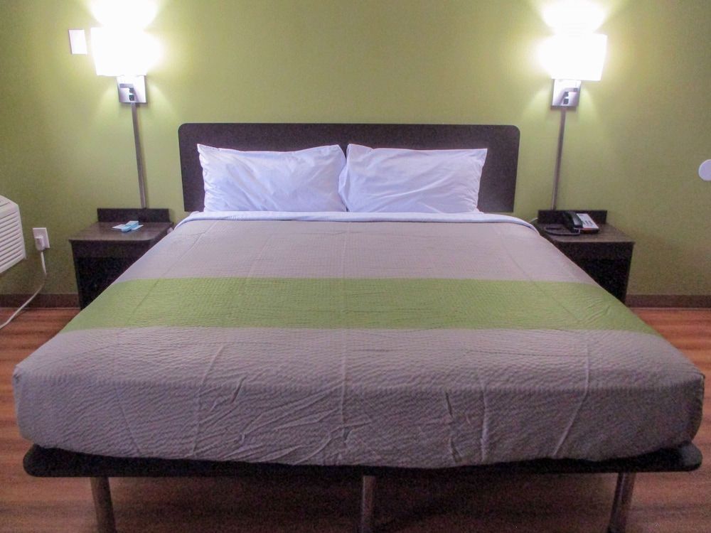 Motel 6 North Olmsted, OH - Cleveland Deluxe Room, 1 King Bed, Accessible, Non Smoking 2