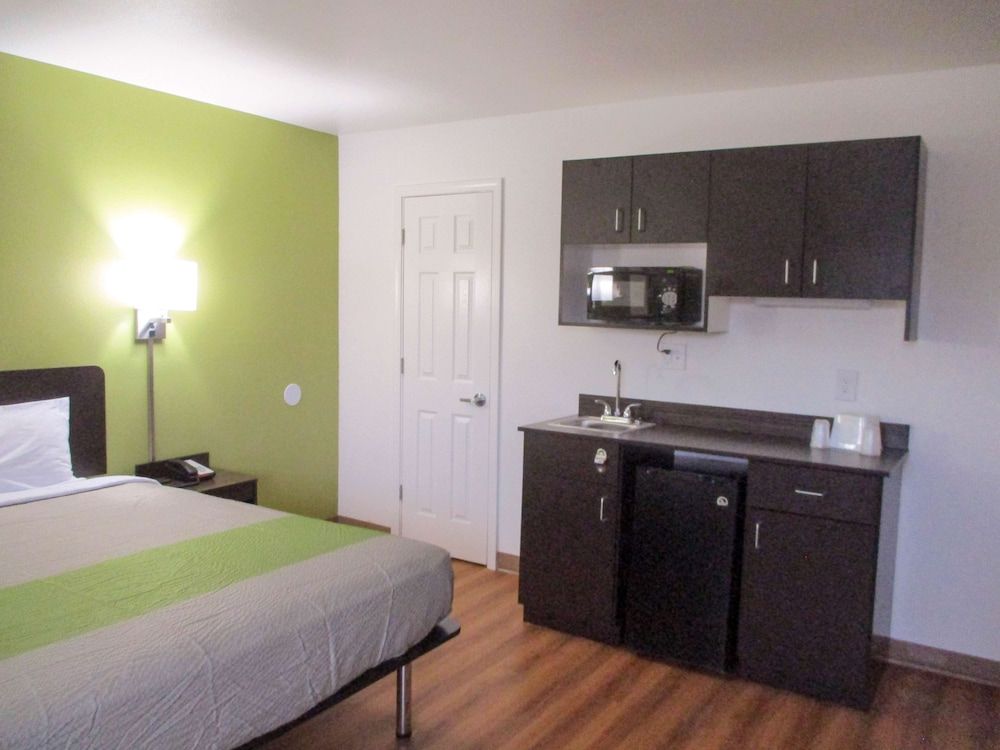 Motel 6 North Olmsted, OH - Cleveland Deluxe Room, 1 King Bed, Accessible, Non Smoking 4