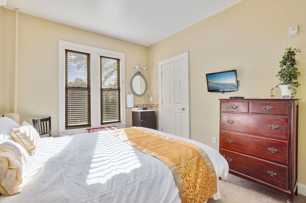 The DeBary Inn Room #6 -The Aviary - Full