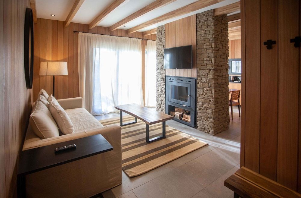 El Refugio Ski & Summer Lodge Deluxe Villa 4