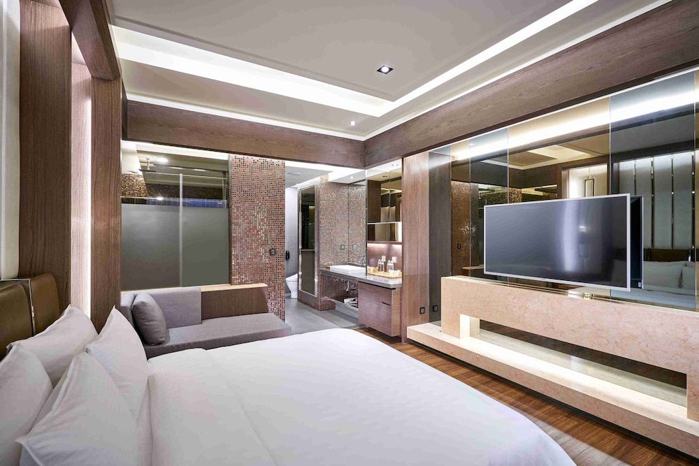 So Fun Hotel Deluxe Double Room 6