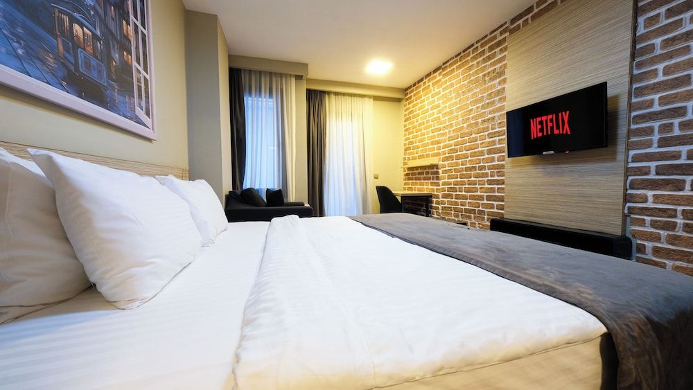 Endless Comfort Hotel Economy Double Room, 1 Queen Bed (Triple Use) 3