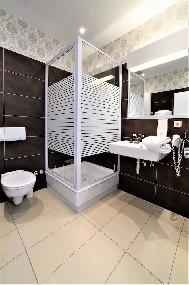 Ascot Hotel Double Room 8