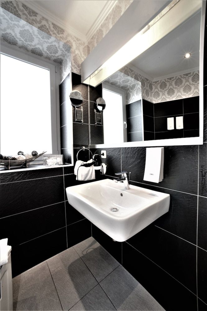 Ascot Hotel Single Room 9