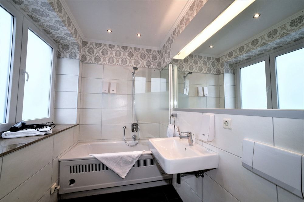 Ascot Hotel Triple Room 5