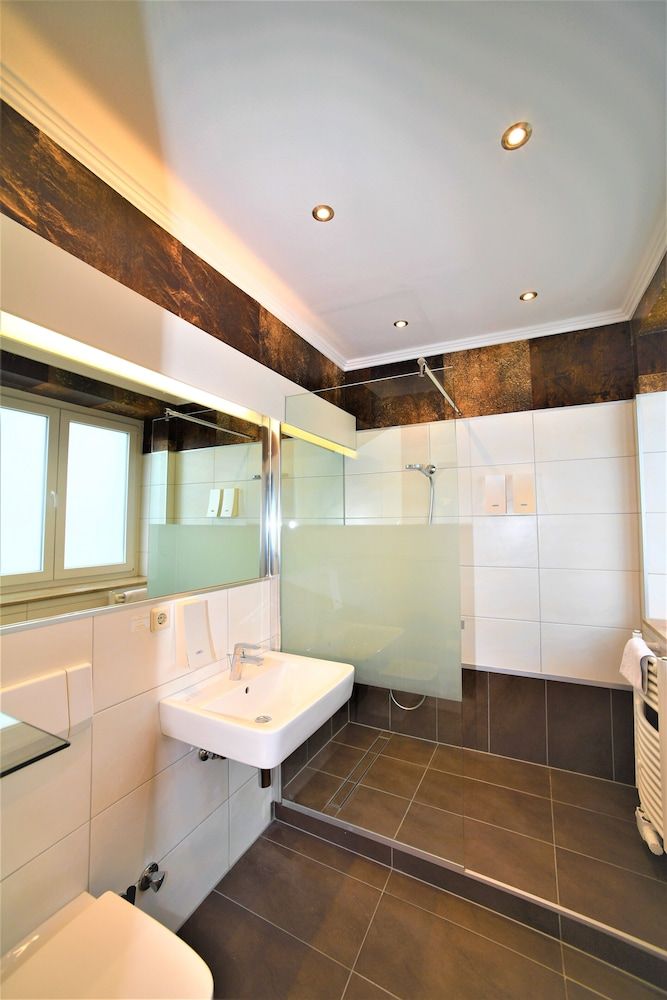 Ascot Hotel Single Room 7