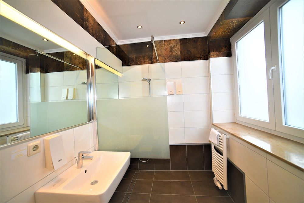 Ascot Hotel Triple Room 6