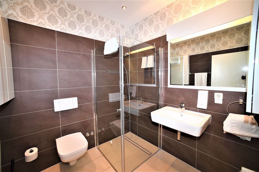 Ascot Hotel Triple Room 7