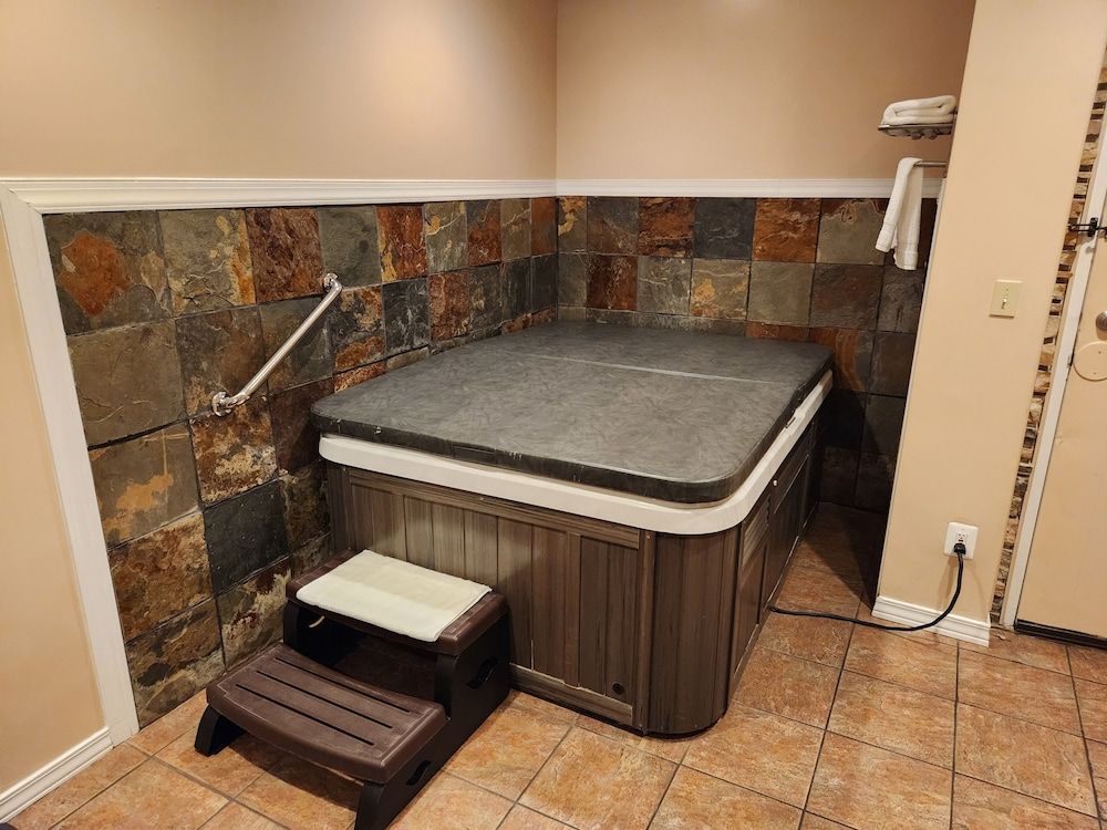 Jefferson Hills Motel Honeymoon Suite (Not Pet Friendly) 9