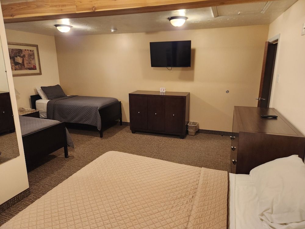 Jefferson Hills Motel Family Suite (Not Pet Friendly) 4