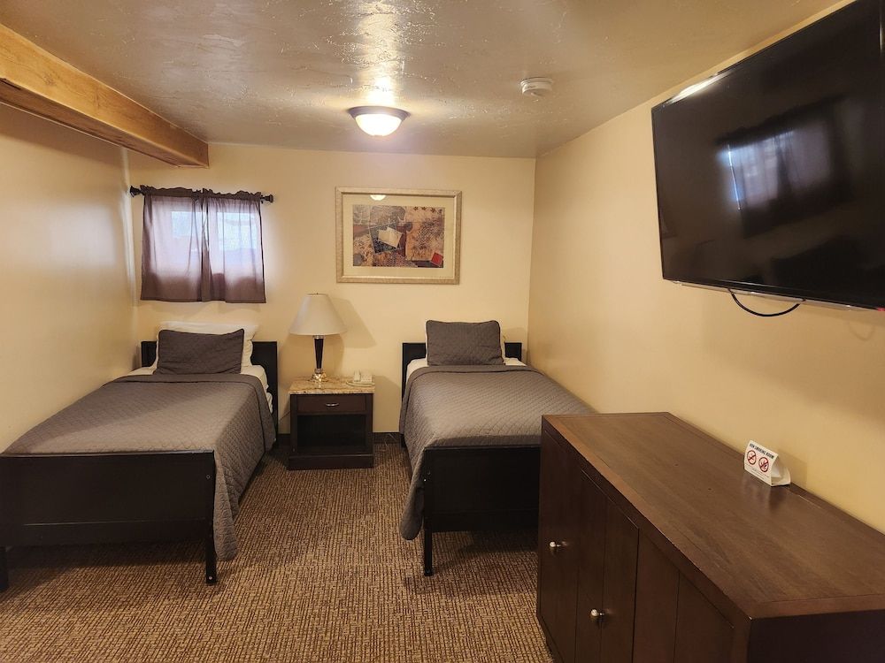 Jefferson Hills Motel Family Suite (Not Pet Friendly) 3