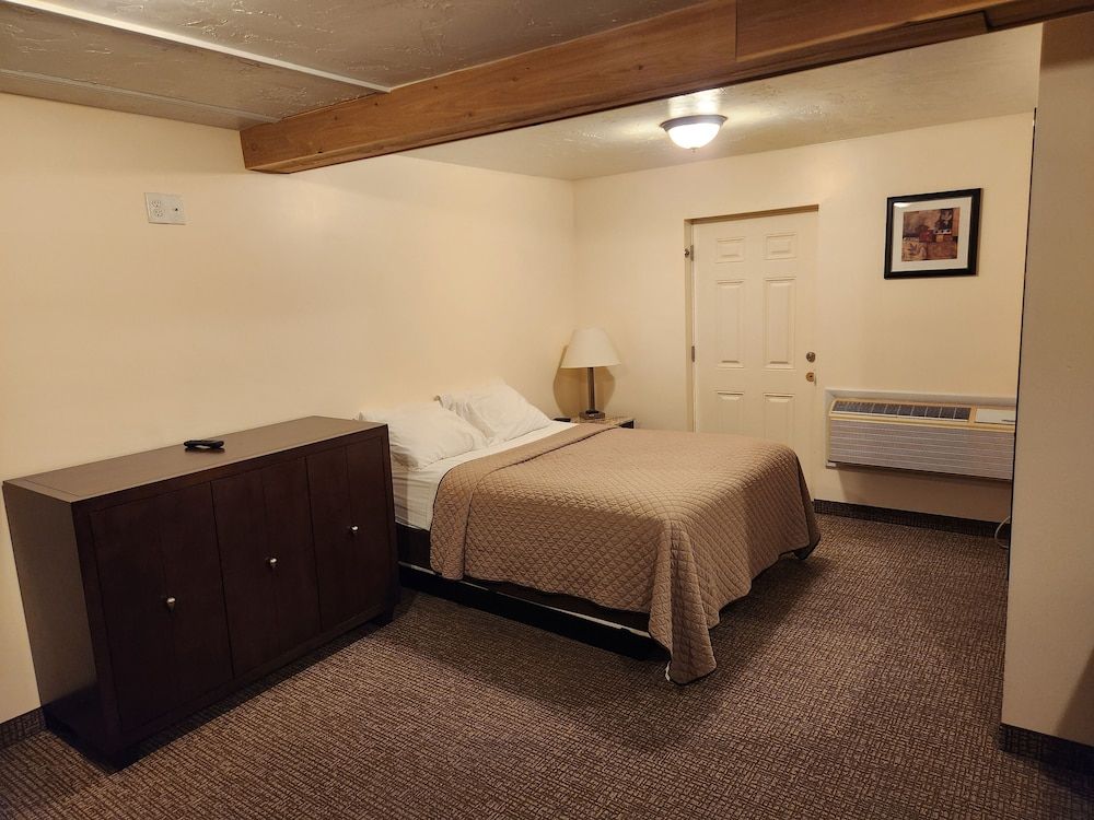 Jefferson Hills Motel Family Suite (Not Pet Friendly) 5