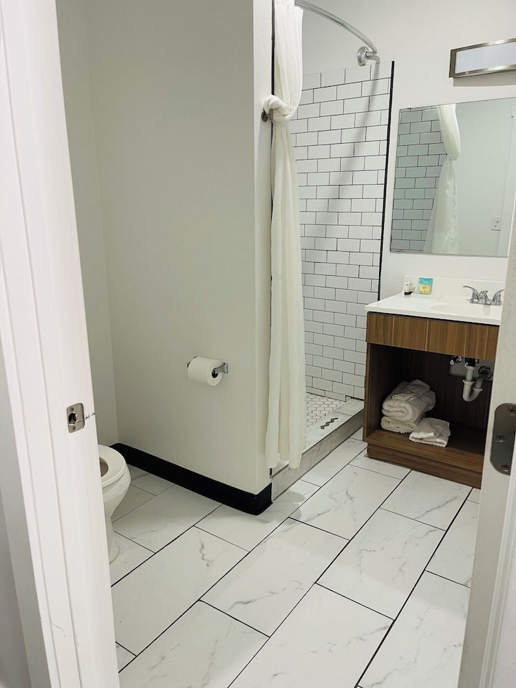 Blue Sage Inn & Suites Room, 1 King Bed 4