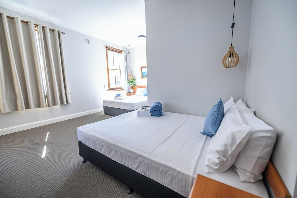 Hurstville Ritz Hotel Family Double Room Ensuite Bathroom 2