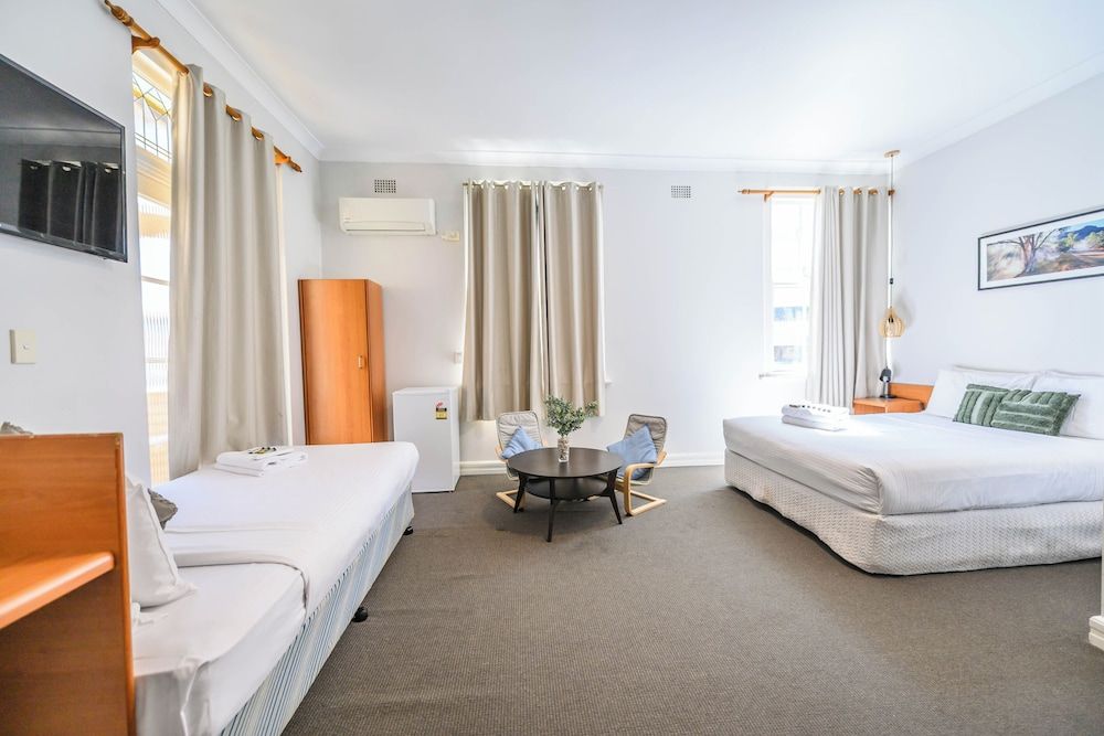 Hurstville Ritz Hotel Triple Room Ensuite Bathroom 3