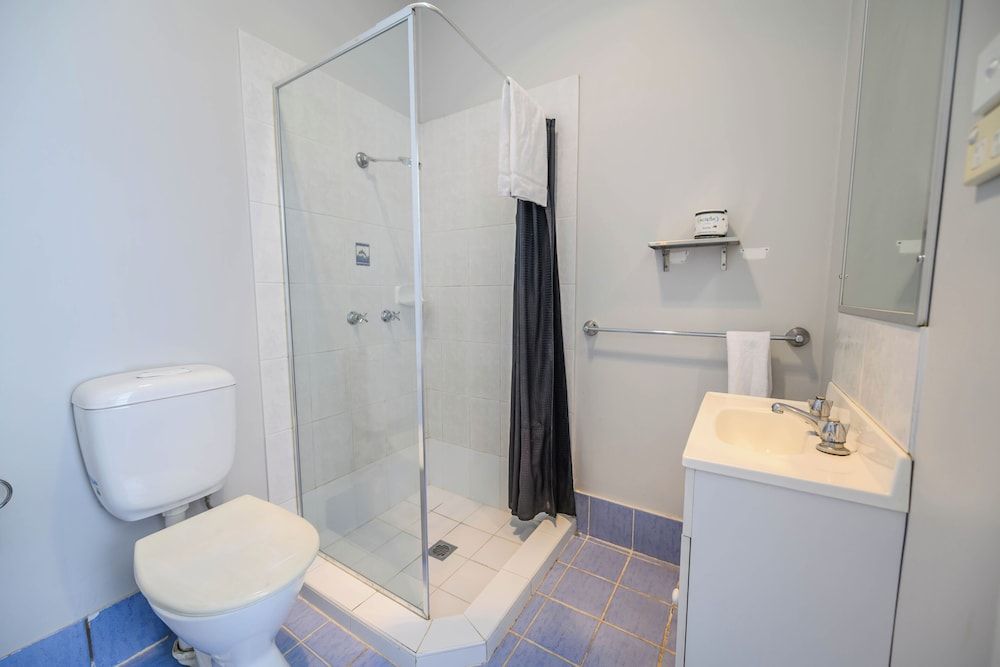 Hurstville Ritz Hotel Family Double Room Ensuite Bathroom 5