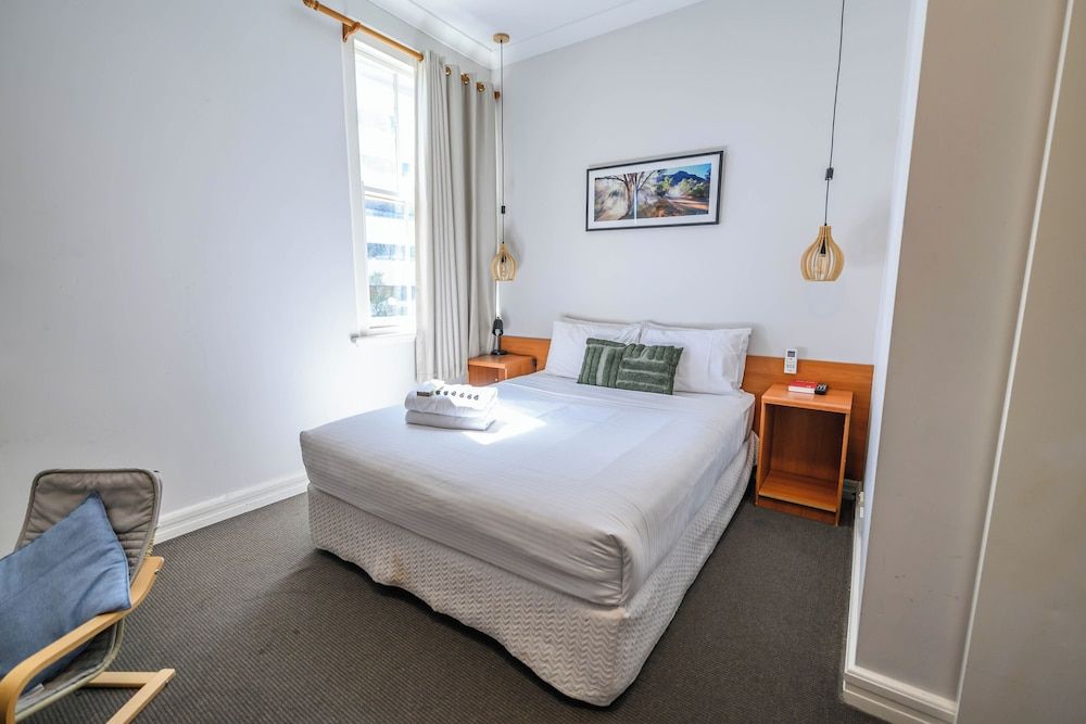 Hurstville Ritz Hotel Triple Room Ensuite Bathroom 2