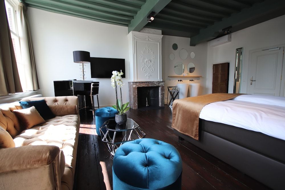 Superior Suite, 1 King Bed, Refrigerator, Canal View