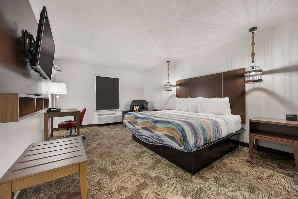 Standard Room, 1 King Bed, Accessible, Bathtub