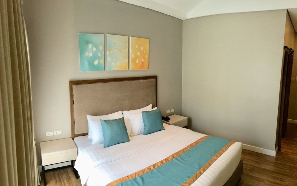 Royale Parc Hotel Tagaytay Deluxe Room, 1 King Bed 2