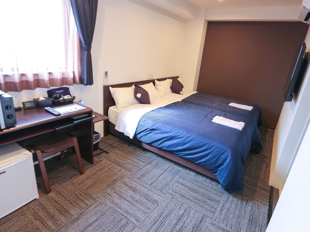 Twin Room, Smoking