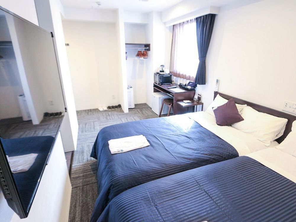 Twin Room, Smoking