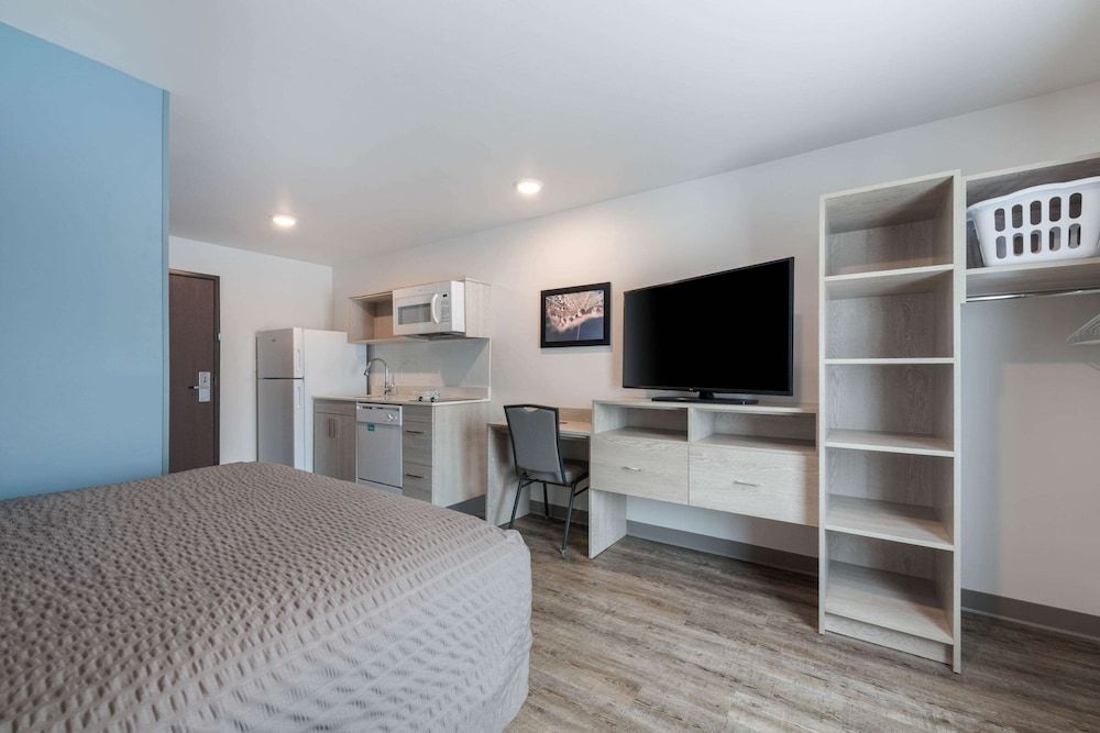 Queen Suite w/ Dishwasher (Dishes/Cookware Included)