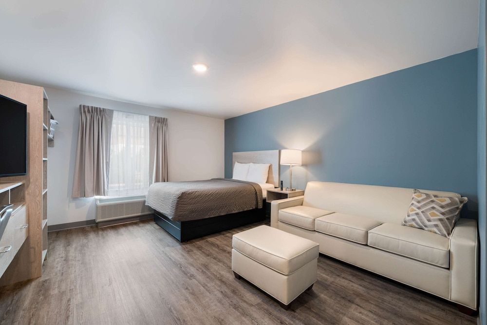 Queen Suite with Sofa