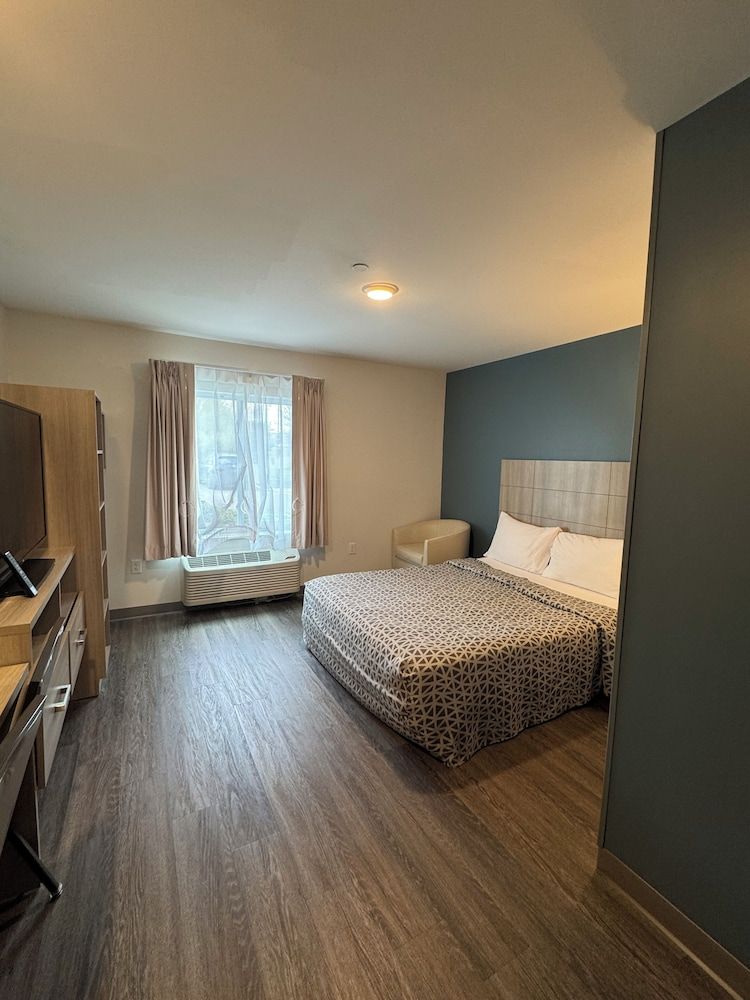 Queen Suite Accessible