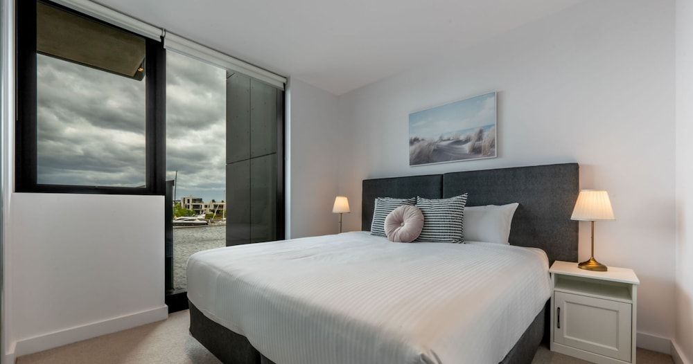 1 Bedroom Apartment Absolute Waterfront