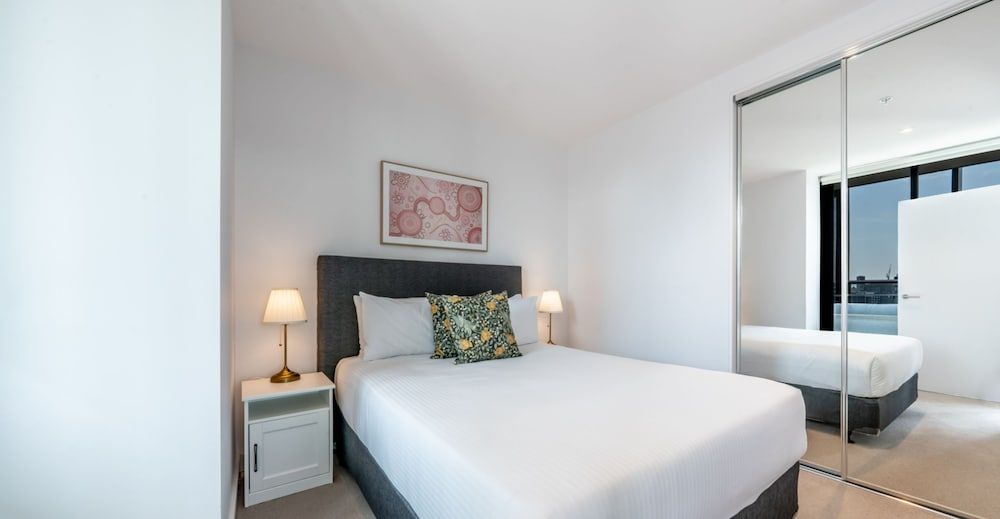 Sky High 3 Bedroom 2 Bathroom Apartment with Stadium & Harbour Views