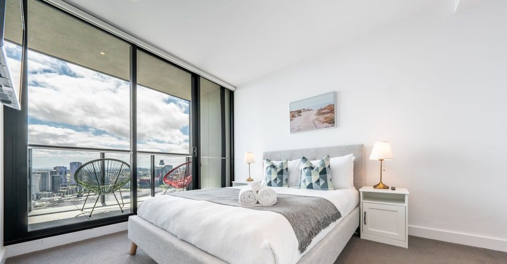 Sky High 2 Bedroom 2Bathroom Apartment with Stadium & Harbour Views