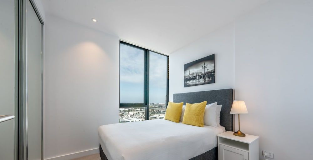Sky High 3 Bedroom 2 Bathroom Apartment with Stadium & Harbour Views