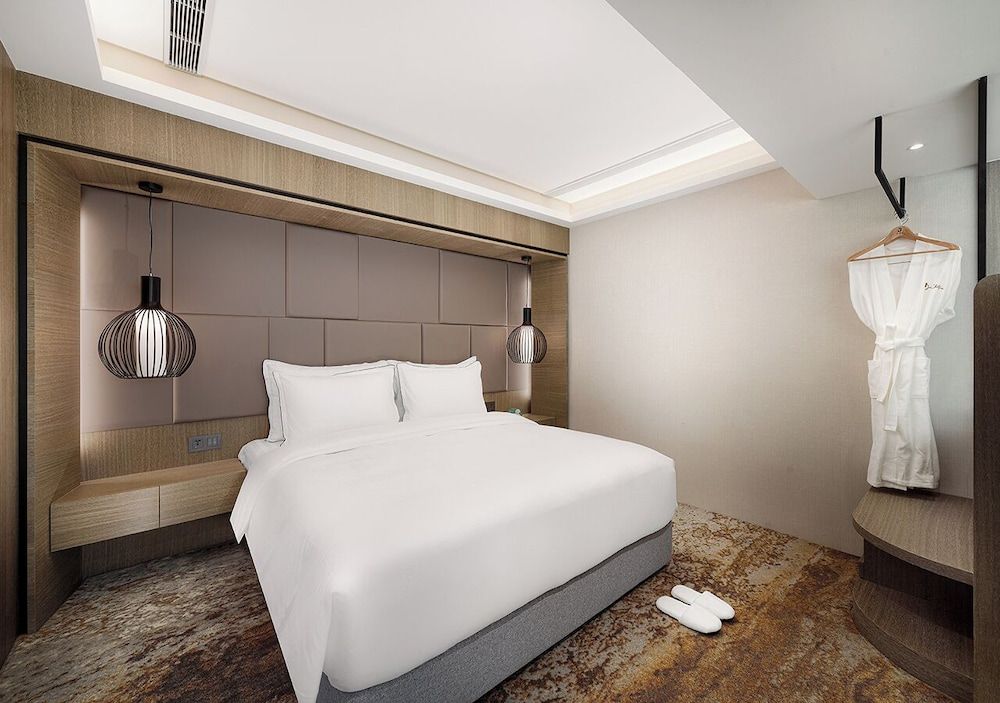 Honeymoon Corner Suite